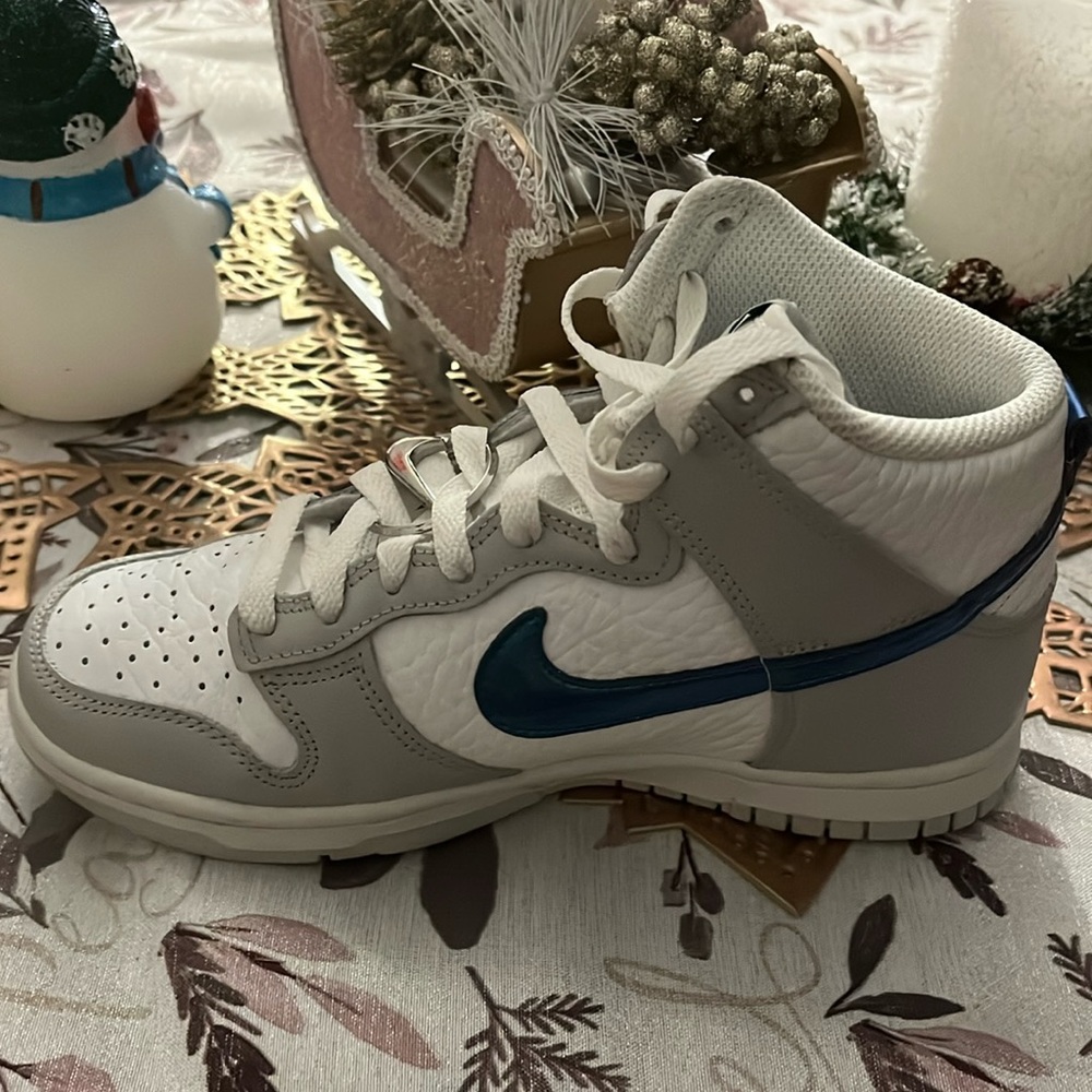 Wore a few times size 6 colors white grey and blue dunks high tops